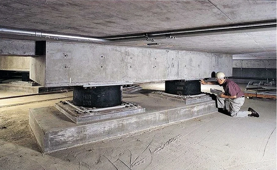 Diseño de Aislación Sísmica de Base en Sevilla: Soluciones Técnicas para Suelos Blandos